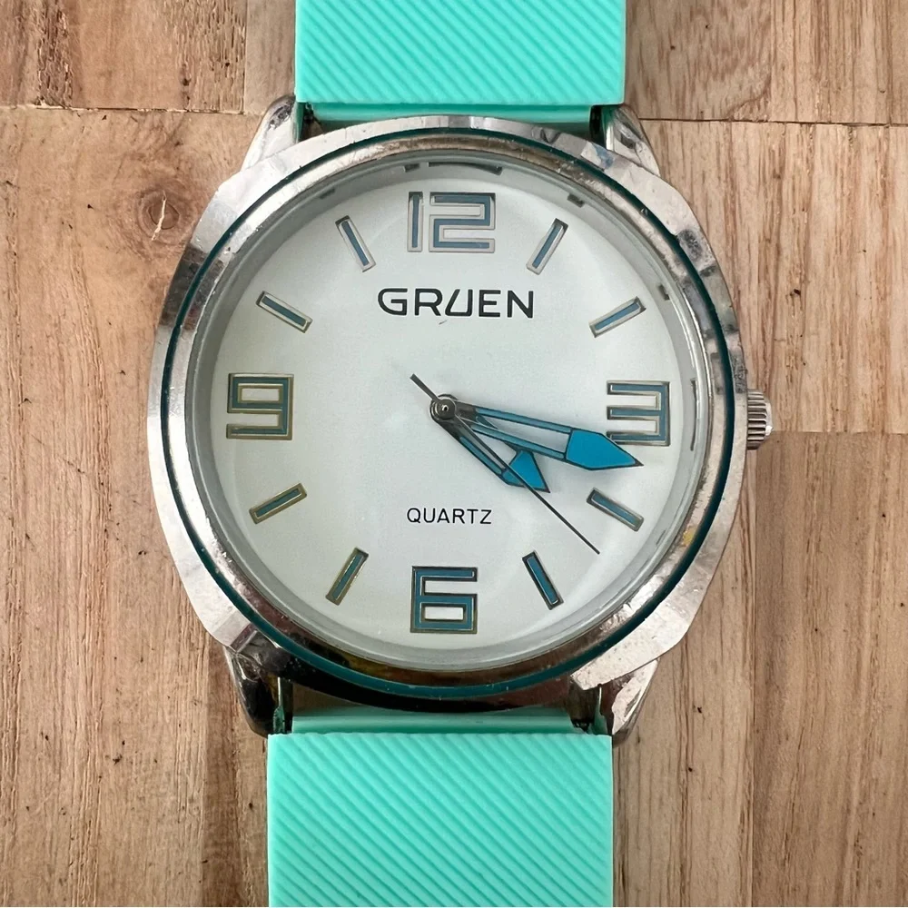 Gruen retro style silver tone silicone strap watch NEW BATTERY